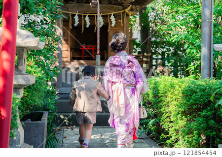 弟と一緒に七五三の参拝をする5歳のお姉さん 121854454