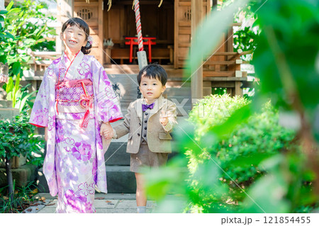 弟と一緒に七五三の参拝をする5歳のお姉さん 121854455