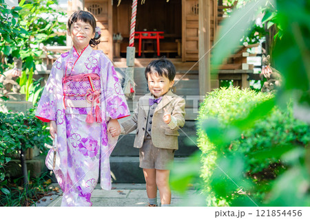 弟と一緒に七五三の参拝をする5歳のお姉さん 121854456