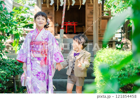 弟と一緒に七五三の参拝をする5歳のお姉さん 121854458