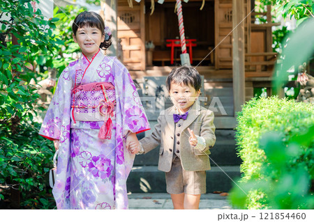 弟と一緒に七五三の参拝をする5歳のお姉さん 弟と一緒に七五三の参拝をする5歳のお姉さん 121854460