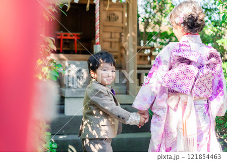 弟と一緒に七五三の参拝をする5歳のお姉さん 121854463