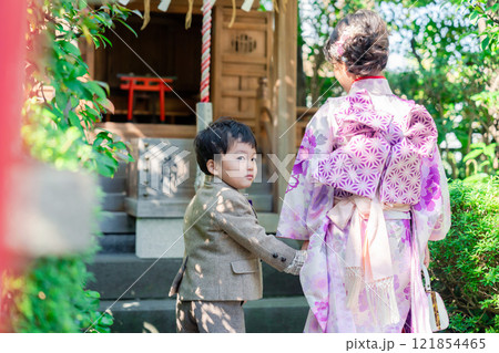 弟と一緒に七五三の参拝をする5歳のお姉さん 121854465