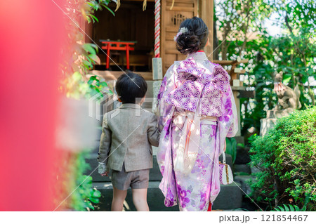 弟と一緒に七五三の参拝をする5歳のお姉さん 121854467