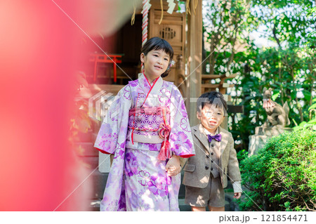 弟と一緒に七五三の参拝をする5歳のお姉さん 121854471