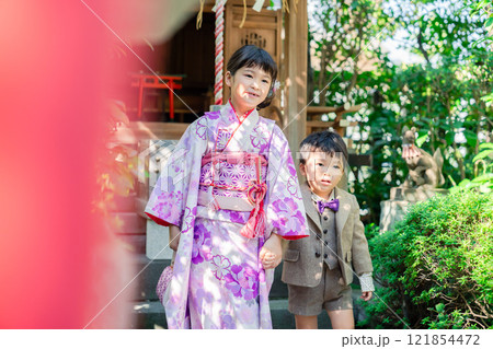 弟と一緒に七五三の参拝をする5歳のお姉さん 121854472
