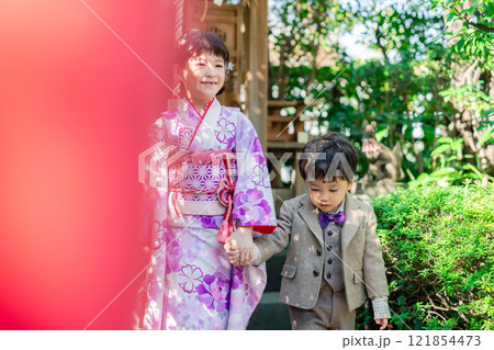 弟と一緒に七五三の参拝をする5歳のお姉さん 121854473