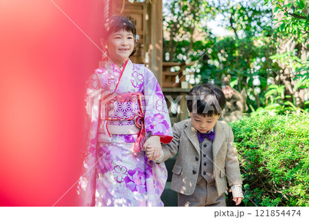 弟と一緒に七五三の参拝をする5歳のお姉さん 121854474