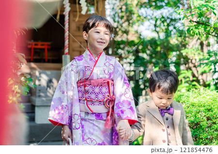 弟と一緒に七五三の参拝をする5歳のお姉さん 121854476