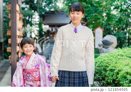 七五三の参拝をする姉妹 七五三の参拝をする姉妹 121854505