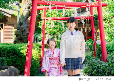 七五三の参拝をする姉妹 七五三の参拝をする姉妹 121854508