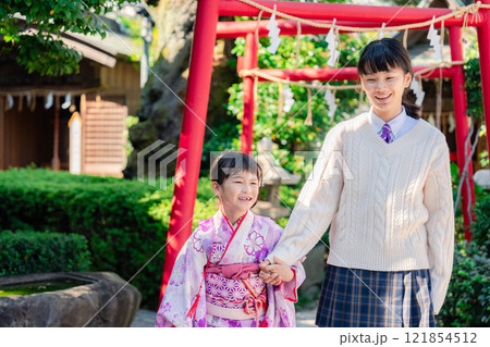 七五三の参拝をする姉妹 121854512