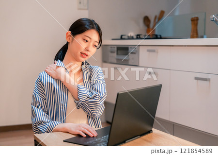 遅くまで在宅勤務をして疲れる一人暮らしの女性 遅くまで在宅勤務をして疲れる一人暮らしの女性 121854589