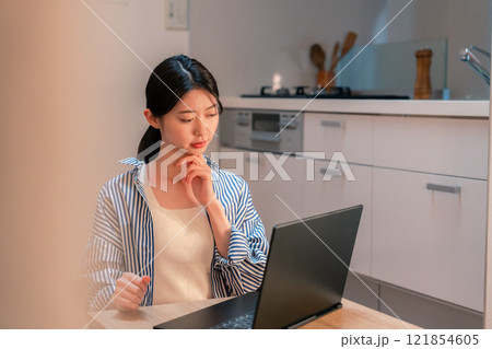 遅くまで在宅勤務をして疲れる一人暮らしの女性 遅くまで在宅勤務をして疲れる一人暮らしの女性 121854605