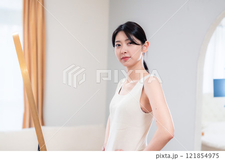 家でヨガ・エクササイズ・ダイエットをする若い女性 121854975