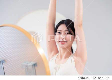 家でヨガ・エクササイズ・ダイエットをする若い女性 家でヨガ・エクササイズ・ダイエットをする若い女性 121854982