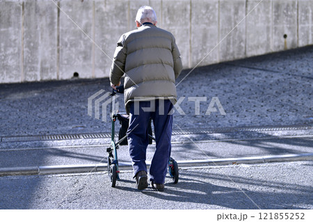 日本の横浜都市景観 段差…高齢化社会…街角で見かけた光景。冬の長い影が伸びる…=1月10日、横浜市内 日本の横浜都市景観 段差…高齢化社会…街角で見かけた光景。冬の長い影が伸びる…=1月10日、横浜市内 121855252