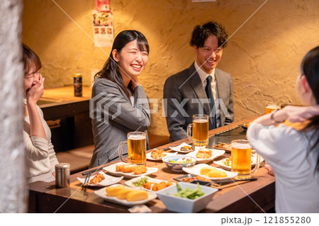飲み会で大爆笑して盛り上がる会社員の女性 飲み会で大爆笑して盛り上がる会社員の女性 121855280