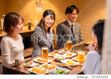 飲み会で大爆笑して盛り上がる会社員の女性 121855281