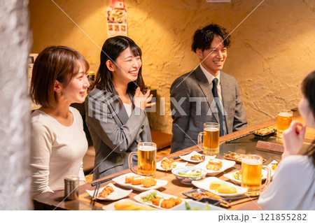 飲み会で大爆笑して盛り上がる会社員の女性 121855282