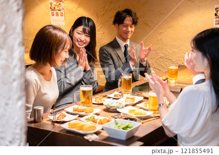 居酒屋で拍手をするビジネスパーソン 居酒屋で拍手をするビジネスパーソン 121855491