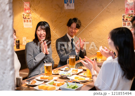 居酒屋で拍手をするビジネスパーソン 居酒屋で拍手をするビジネスパーソン 121855494