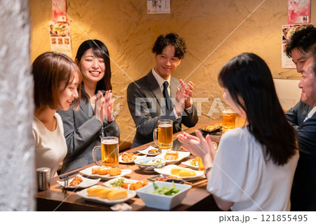 居酒屋で拍手をするビジネスパーソン 居酒屋で拍手をするビジネスパーソン 121855495