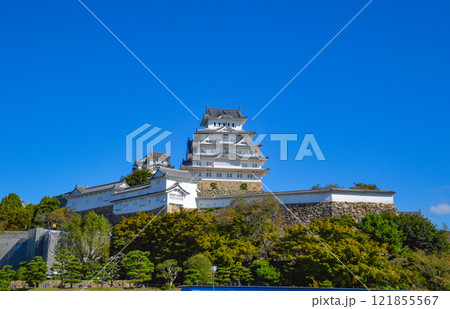 そびえる姫路城の天守閣 121855567