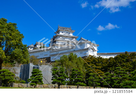 そびえる姫路城の天守閣 121855584