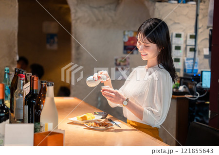 お店で一人でお酒を楽しむ女性 お店で一人でお酒を楽しむ女性 121855643