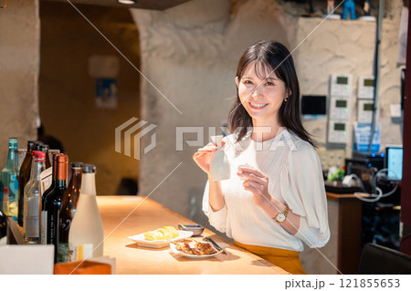 お店で一人でお酒を楽しむ女性 121855653