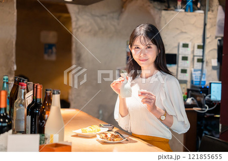 お店で一人でお酒を楽しむ女性 お店で一人でお酒を楽しむ女性 121855655