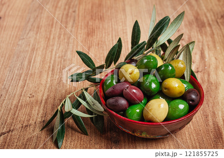 a mixture of olives, varieties of chalkidiki, Verdi giganti and Kalamata, in a bowl, top view, no people, a mixture of olives, varieties of chalkidiki, Verdi giganti and Kalamata, in a bowl, top view, no people, 121855725