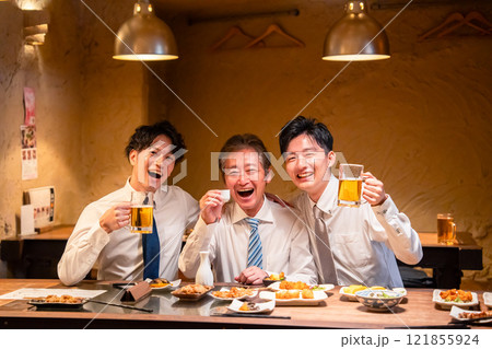 上司と肩を組みながら居酒屋で飲むサラリーマン 上司と肩を組みながら居酒屋で飲むサラリーマン 121855924