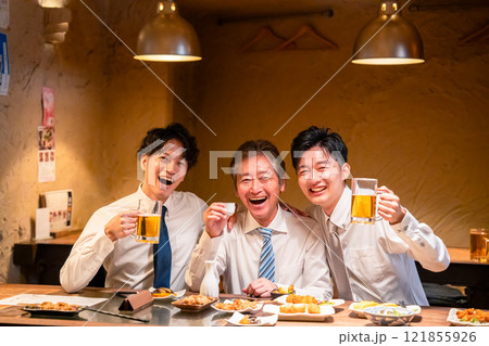 上司と肩を組みながら居酒屋で飲むサラリーマン 上司と肩を組みながら居酒屋で飲むサラリーマン 121855926