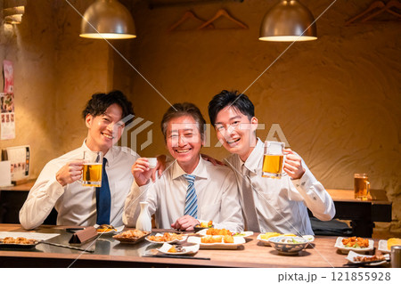 上司と肩を組みながら居酒屋で飲むサラリーマン 121855928