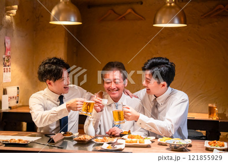 上司と肩を組みながら居酒屋で飲むサラリーマン 上司と肩を組みながら居酒屋で飲むサラリーマン 121855929