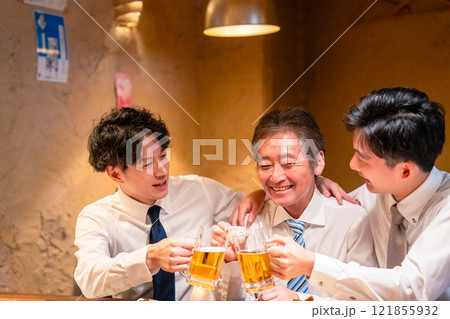 上司と肩を組みながら居酒屋で飲むサラリーマン 上司と肩を組みながら居酒屋で飲むサラリーマン 121855932