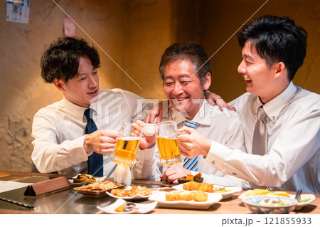 上司と肩を組みながら居酒屋で飲むサラリーマン 121855933