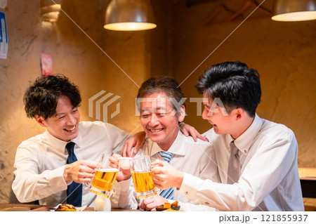 上司と肩を組みながら居酒屋で飲むサラリーマン 121855937