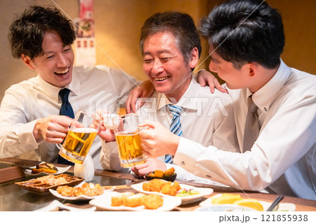 上司と肩を組みながら居酒屋で飲むサラリーマン 上司と肩を組みながら居酒屋で飲むサラリーマン 121855938
