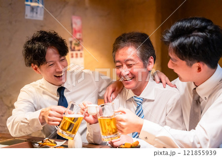 上司と肩を組みながら居酒屋で飲むサラリーマン 上司と肩を組みながら居酒屋で飲むサラリーマン 121855939