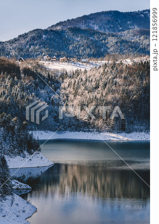 Snowy Winter Landscape of Zaovine Mountain Lake 121856999