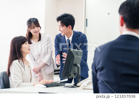 上司に報告をするビジネスパーソン 121857036