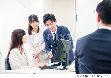 上司に報告をするビジネスパーソン 121857037