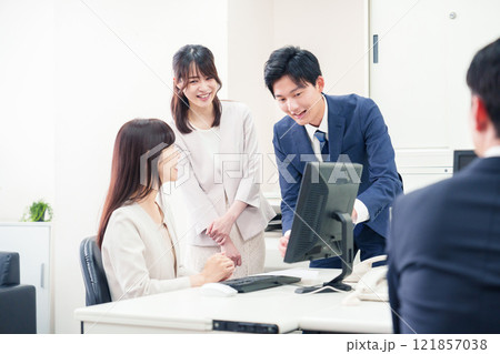 上司に報告をするビジネスパーソン 121857038