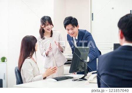 上司に報告をするビジネスパーソン 121857040