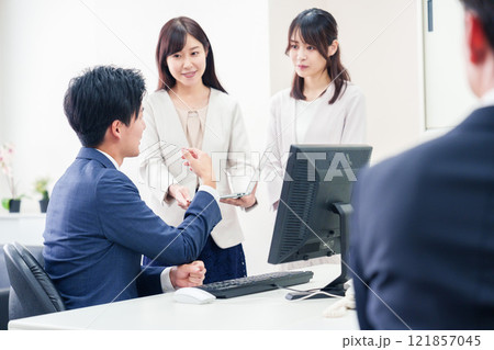 上司に報告をするビジネスパーソン 121857045