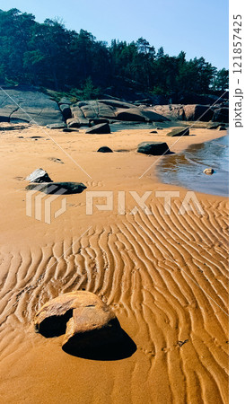 Ribbed sand and rocks on the shore of the White Sea 121857425