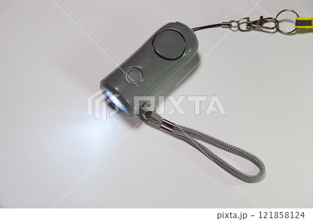 懐中電灯の機能を備えた防犯ブザー（ライトを点灯させた状態） 121858124